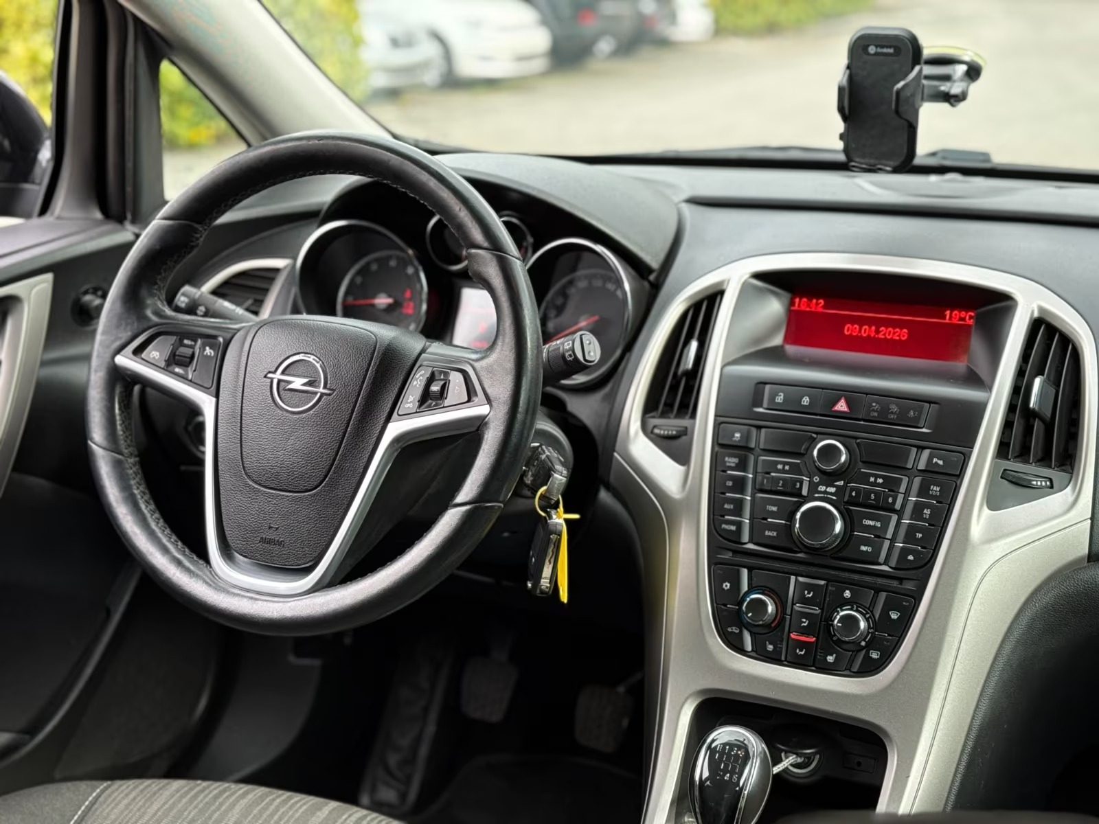 Opel Astra J Sports Tourer - photo 3